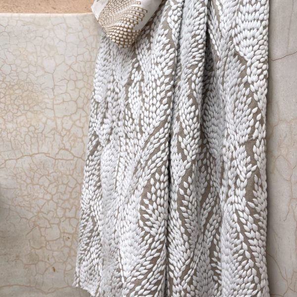 Collection Point de Riz. Karin Sajo Paris. Photo d'ambiance avec collection Flowers coloris Crème. format portrait.